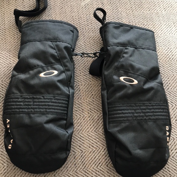 Oakley Other - Oakley snow gloves
